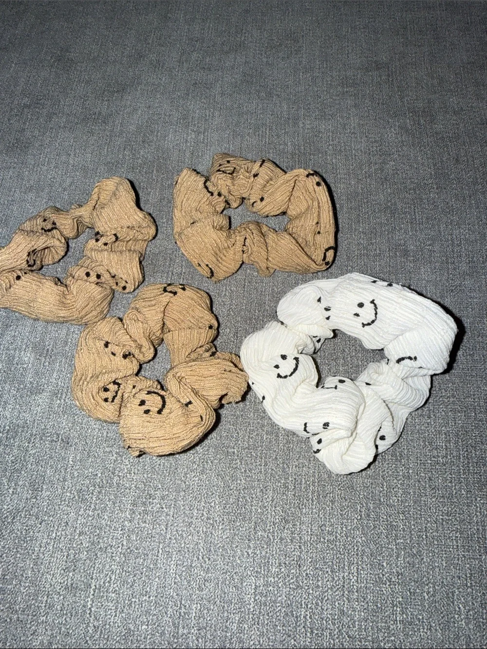 Smiley Face Ribbed Scrunchie Set - White & Tan